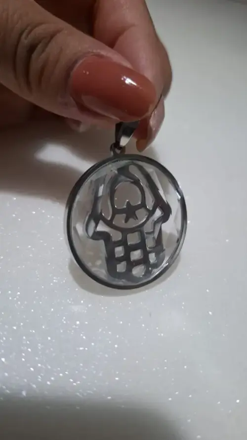 medalla cristal mano